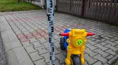 Desivá nehoda na východe Slovenska. Dieťa na odrážadle vbehlo pod auto