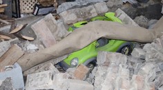 Na rodinu sa zrútil plot. Otec chránil malé deti vlastným telom