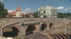 Dve desaťročia trvajúci spor sa skončil. Bardejovský zelený dom konečne začali búrať