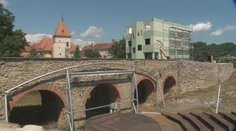 Dve desaťročia trvajúci spor sa skončil. Bardejovský zelený dom konečne začali búrať