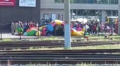 Výbuch nafukovacieho hradu: Deti vyniesol do výšky sedem metrov, dve sú ťažko zranené