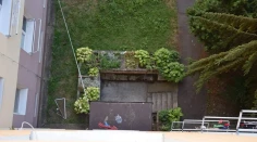 Nešťastie v Lučenci. Z okna na šiestom poschodí vypadol sedemročný chlapec, je v kritickom stave