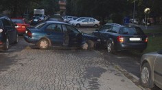 Muž z Tlmáč má na krku poriadny problém: Vypil si a demoloval jedno auto za druhým