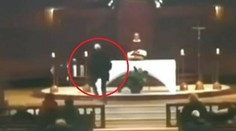 Muža, ktorý v najväčšom kanadskom kostole pobodal kňaza, obvinili s pokusu o vraždu