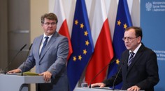 Poľský prezident ich omilostil, najvyšší súd bol proti. Polícia si pre exministra prišla do prezidentského paláca