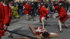 Živá krížová cesta v Prešove aj tento rok prilákala tisícky zvedavcov