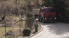 V panenskej prírode Rajeckej doliny nákladiaky ničia cestu