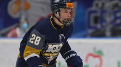 Pochádza z hokejovej rodiny, on ho však dlho odmietal. Teraz má v mladučkom veku titul