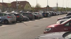 Predsviatočný zhon je v plnom prúde. Parkoviská supermarketov sa plnia už od rána