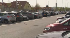 Predsviatočný zhon je v plnom prúde. Parkoviská supermarketov sa plnia už od rána