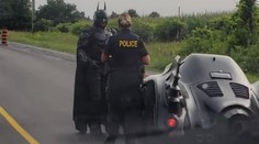 Batman na ceste je hitom internetu. Okoloidúci si pretierali oči, či sa im to nesníva