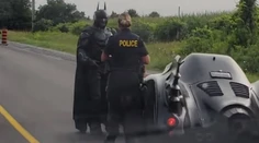 Batman na ceste je hitom internetu. Okoloidúci si pretierali oči, či sa im to nesníva