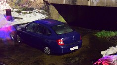 Opitý vodič šoféroval po ceste pre cyklistov, skončil v potoku