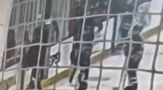 VIDEO: Šokujúci incident v zámorí. Rozzúrený rodič napadol priamo na ľade dvojicu rozhodcov