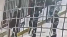 VIDEO: Šokujúci incident v zámorí. Rozzúrený rodič napadol priamo na ľade dvojicu rozhodcov