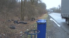 Hanba na medzinárodnej trase. Cestu na severovýchode Slovenska lemujú desiatky pneumatík