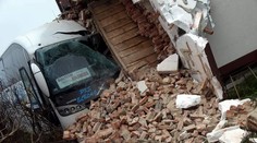 Autobus v Poľsku narazil do obytného domu