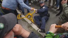 Policajt chcel dať papuču na auto kotlebovcov. Skončil na zemi