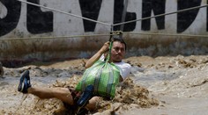 Silné dažde a zosuvy pôdy si vyžiadali najmenej 72 obetí na životoch