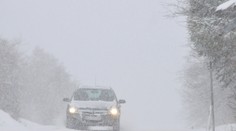 Snehová búrka zasypala v noci časť Slovenska. Hlásia neupravené cesty a prvé nehody