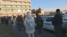 Brány zatvorili už po 20 minútach. Pred budovou cudzineckej polície stoja ľudia v dlhých radoch zbytočne