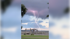 VIDEO: Kamera zachytila pôsobivé nebeské divadlo. Vodné tornádo s bleskom preťali oblohu v tvare písmena X