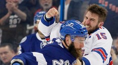 Hráč NHL, ktorý rozpútal hromadnú bitku počas zápasu Calgary - Detroit, dostal prísny trest