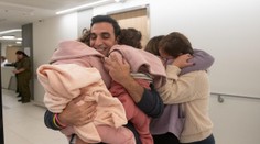 Krehké prímerie medzi Izraelom a Hamasom je takmer v polovici. Emotívne zvítania prvých prepustených rukojemníkov