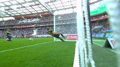 Zákrok roka alebo histórie? Obranca zachránil zápas dvoma zákrokmi na čiare (video)