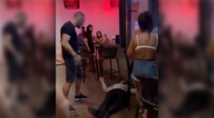 VIDEO: Skrat bývalého majstra sveta v kickboxe. V bare knokautoval o hlavu nižšieho muža