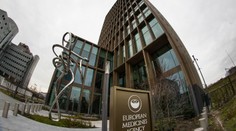 EMA: AstraZeneca je bezpečná a účinná, môže však byť spojená so zriedkavými prípadmi zrazenín