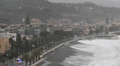 Vyhľadávaný európsky ostrov zasiahla extrémna búrka. Obrovské vlny zničili pobrežie aj infraštruktúru