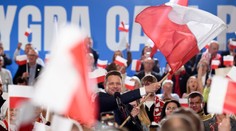 Poľské prezidentské voľby: Druhé kolo bude súbojom Trzaskowského a Narwockého