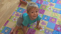 Jakubko sa narodil s vážnou diagnózou. Aj vďaka mnohým dobrosrdečným Slovákom môže dnes chodiť