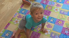 Jakubko sa narodil s vážnou diagnózou. Aj vďaka mnohým dobrosrdečným Slovákom môže dnes chodiť
