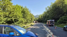 Vážna nehoda na Orave. Po zrážke auta s kamiónom zastavili aj vlaky