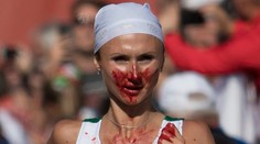 Hrdinkou atletických ME je táto bojovníčka. Napriek silnému krvácaniu vyhrala maratón