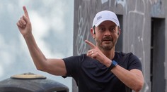 Ráno v znamení pohybu: Eduard Heger na rokovanie vlády dobehol, iní prišli peši