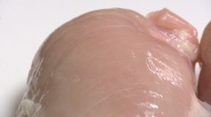 Všimli ste si záhadné biele pásiky na kuracích prsiach? Budete prekvapení, odkiaľ sa vzali