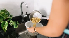 Lejete vriacu vodu do umývadla? Experti tvrdia, že si koledujete o problém