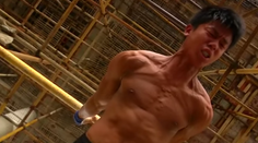 Robotník na stavbe predvádza poriadne kúsky: Na lešení cvičí ako profesionálny gymnasta