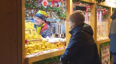 V Prešove otvorili vianočné trhy. Ľudia sa na nich po dlhej dobe stretávajú, jedia lokše a pijú punč