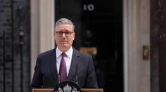 Britský premiér Starmer odstúpi z funkcie. Farage žiada predčasné voľby