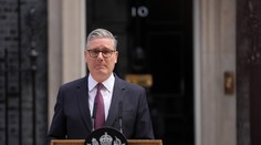 Britský premiér Starmer oznámil, že odstúpi z funkcie