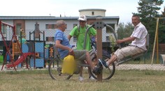 V Partizánskom stretnete dôchodcov visiacich na rebrinách