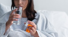 Prelomový objav vedcov. Nové antibiotikum núti baktériu zničiť samu seba