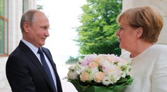 Merkelová pricestovala za Putinom do Soči. Privítal ju bielou kyticou
