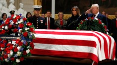 Trump vzdal v Kapitole poctu Bushovi staršiemu