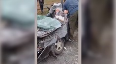 VIDEO: Drsné zábery z Kyjeva. Tank prešiel auto s dôchodcom, muž zázrakom prežil