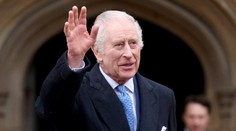 Kráľ Karol III. prerušil liečbu rakoviny. Dôvodom je jeho práca